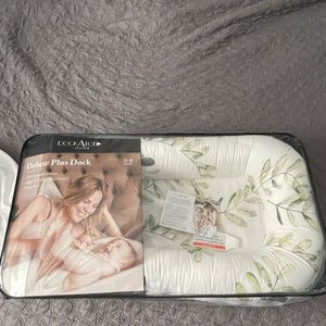 DockATot Deluxe Plus with extra cover